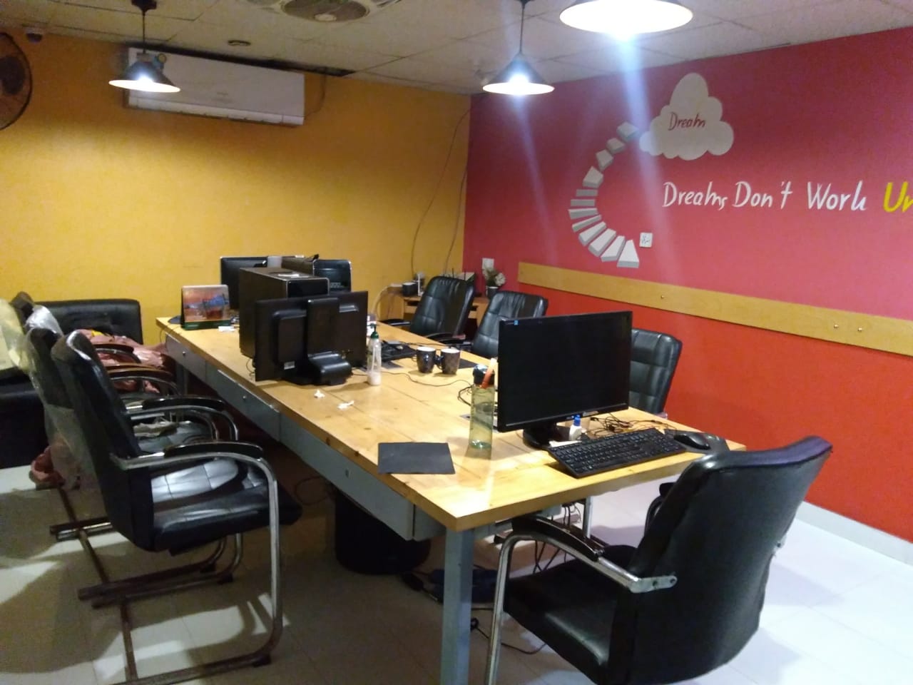 6 to 8 persons office space